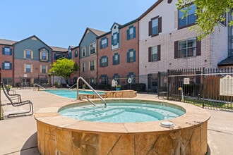 Manor at Jersey Village in Houston, TX - Foto de edificio - Building Photo