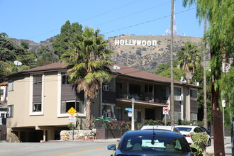 2649 N Beachwood Dr in Los Angeles, CA - Building Photo - Building Photo