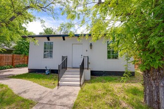 6707 Santos St in Austin, TX - Foto de edificio - Building Photo