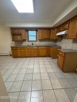 230 N Main St in Taylor, PA - Building Photo