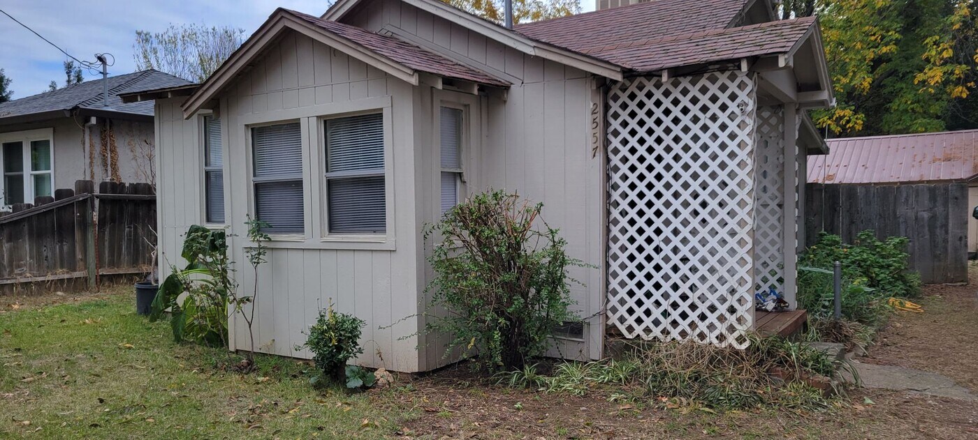 2557 Russell St in Redding, CA - Building Photo