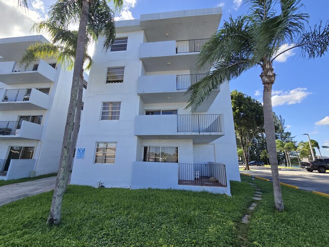 1221 SW 122nd Ave, Unit 201 in Miami, FL - Foto de edificio - Building Photo