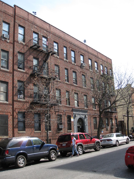 108 Grove St in Brooklyn, NY - Building Photo