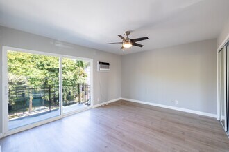 909 Palm Ave in West Hollywood, CA - Foto de edificio - Building Photo
