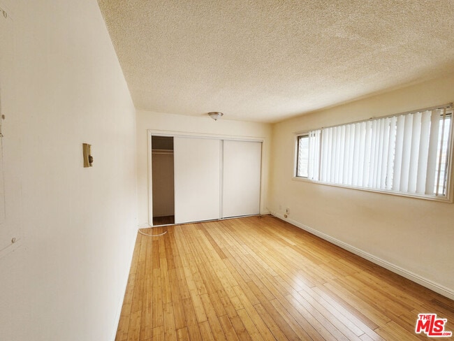 425 S Kenmore Ave in Los Angeles, CA - Building Photo - Building Photo