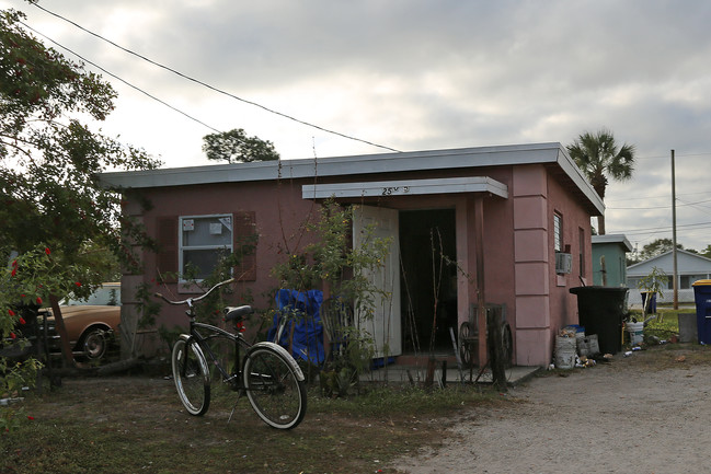 2505 Wilkins Ave in Fort Pierce, FL - Building Photo - Building Photo