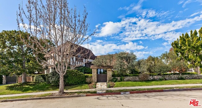 201 Tavistock Ave in Los Angeles, CA - Building Photo - Building Photo