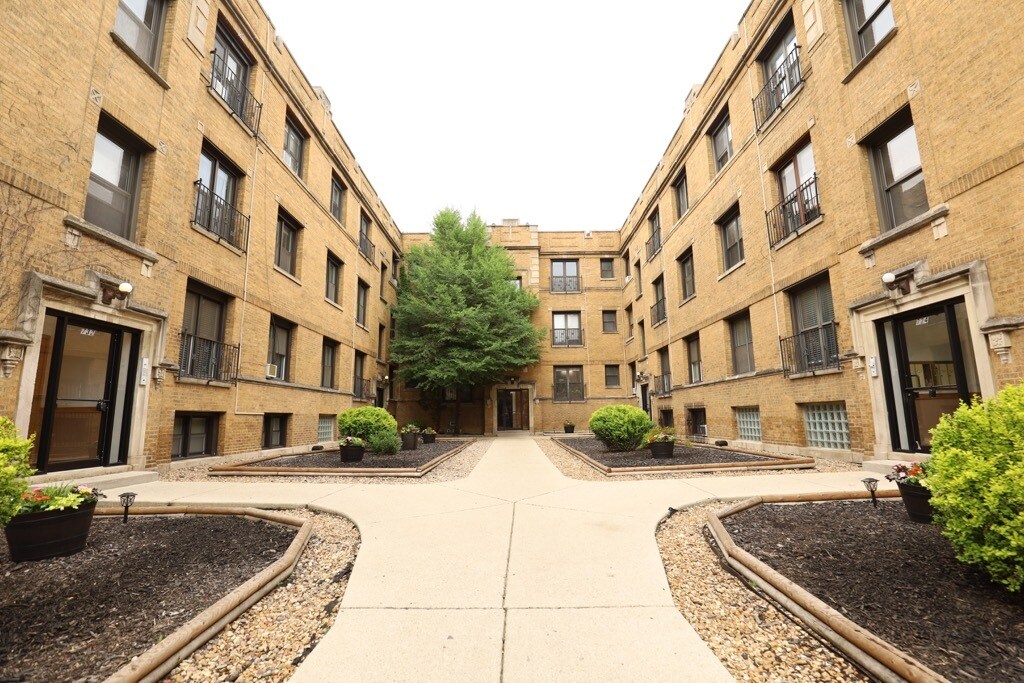 724 W Roscoe St in Chicago, IL - Building Photo