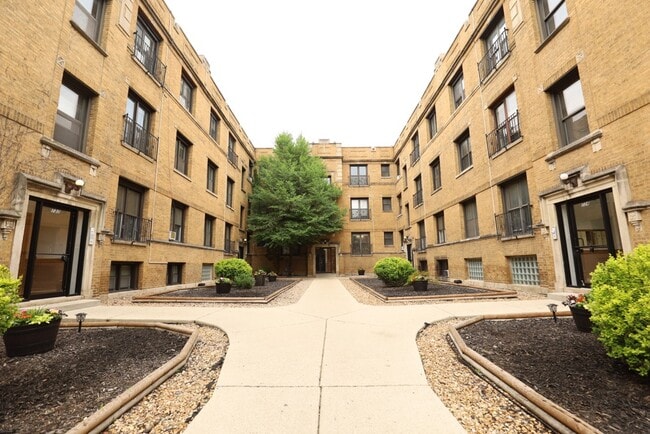property at 724 W Roscoe St