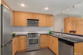 76 Cedar St, Unit 313 in Seattle, WA - Building Photo - Building Photo
