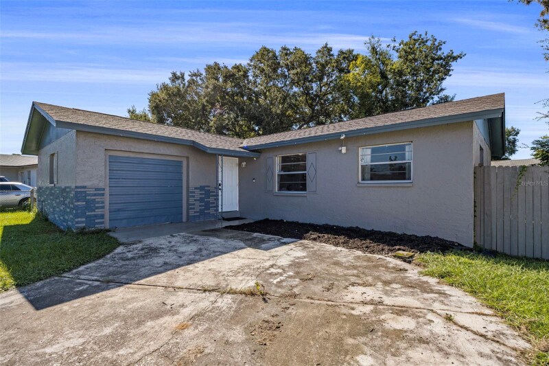 114 Inwood Cir in Brandon, FL - Building Photo