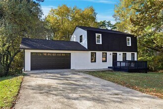 6917 Laurel Wood Dr in Douglasville, GA - Building Photo - Building Photo