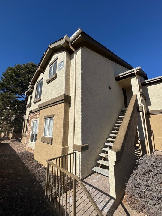 3912 Riviera Grove in Colorado Springs, CO - Foto de edificio