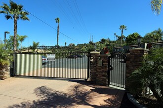 Santa Fe Terrace in San Diego, CA - Foto de edificio - Building Photo