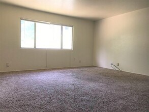 2061 Rosamond Ave-Unit -1 in Shasta Lake, CA - Foto de edificio - Building Photo