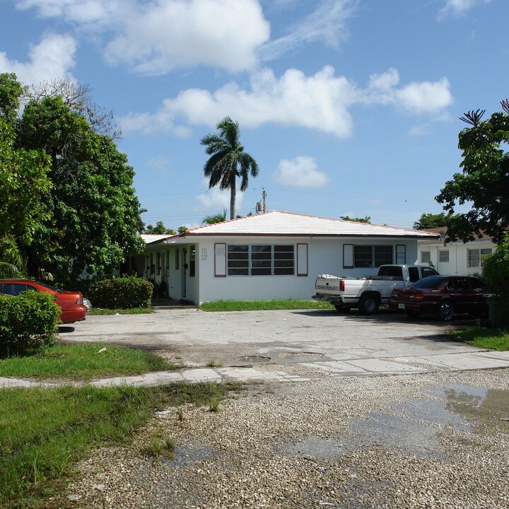 431-437 NE 139th St in Miami, FL - Building Photo