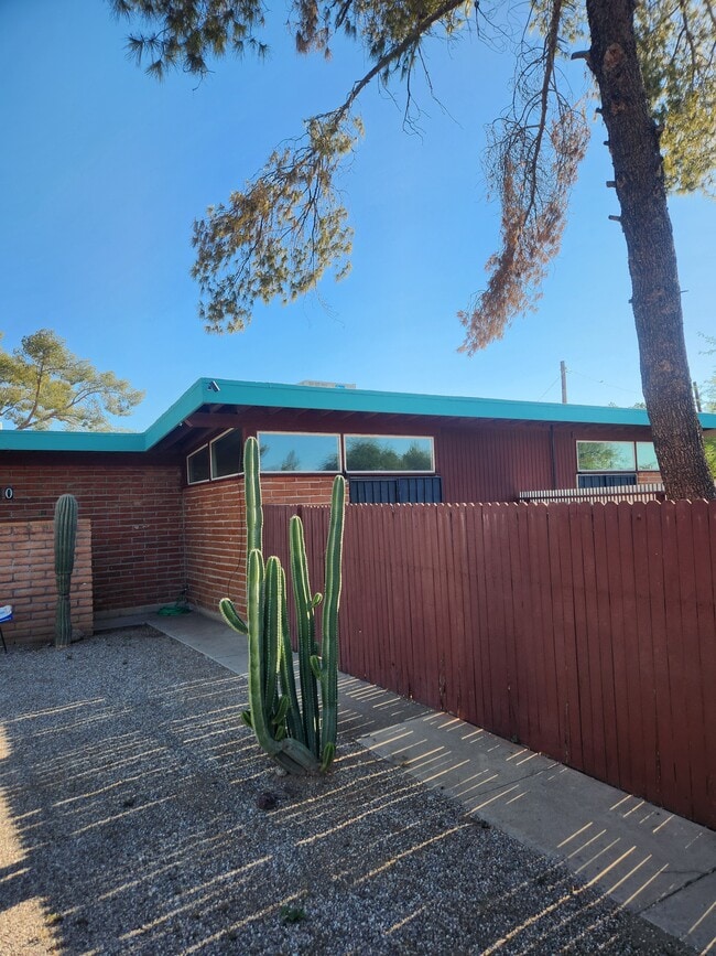 1210 E Prince Rd, Unit Cute 1-Bedroom with All Utilities And Wifi