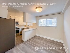 888 Victor Ave in Inglewood, CA - Foto de edificio - Building Photo