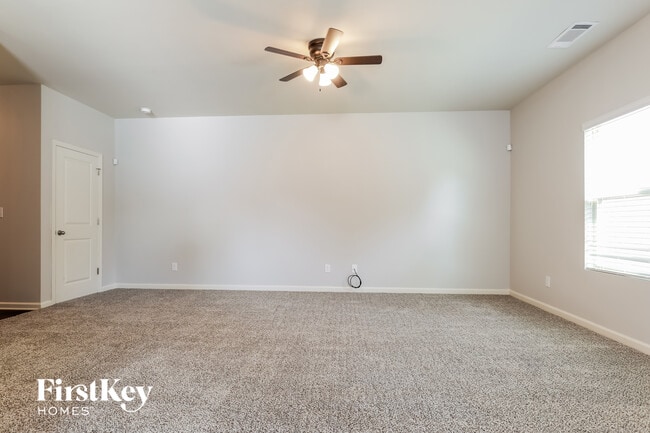 215 Holly Way in Pendergrass, GA - Foto de edificio - Building Photo