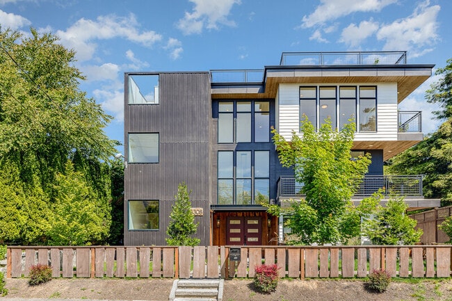 8308 25th Ave NW in Seattle, WA - Foto de edificio - Building Photo