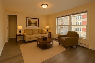 5 Concord Ct, Unit 10 in Ashland, MA - Foto de edificio - Building Photo