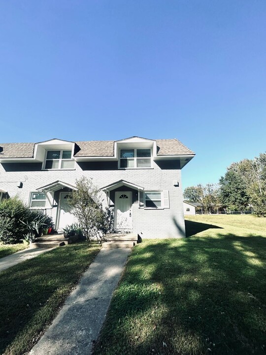 2009 W Sycamore St in Rogers, AR - Building Photo