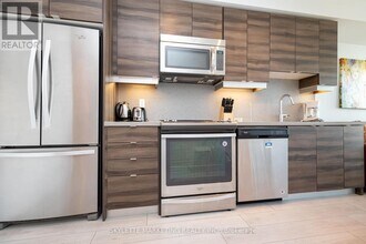 525 Adelaide St W in Toronto, ON - Building Photo - Building Photo