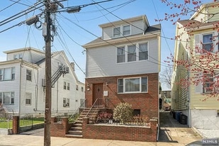 171 Highland Ave, Unit 1 in Kearny, NJ - Building Photo