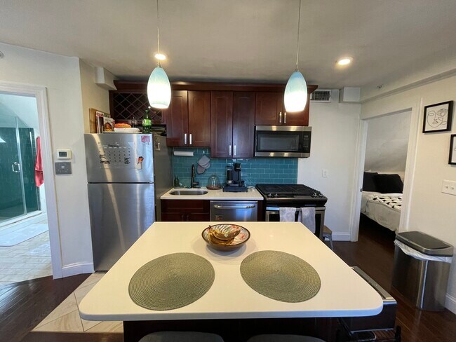 130 Brooks St, Unit 3 in Boston, MA - Building Photo - Building Photo