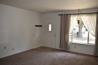 7117 Pleasants Valley Rd in Vacaville, CA - Foto de edificio - Building Photo