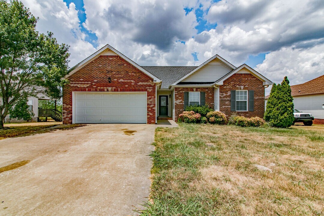 988 Chardea Ct in Clarksville, TN - Building Photo