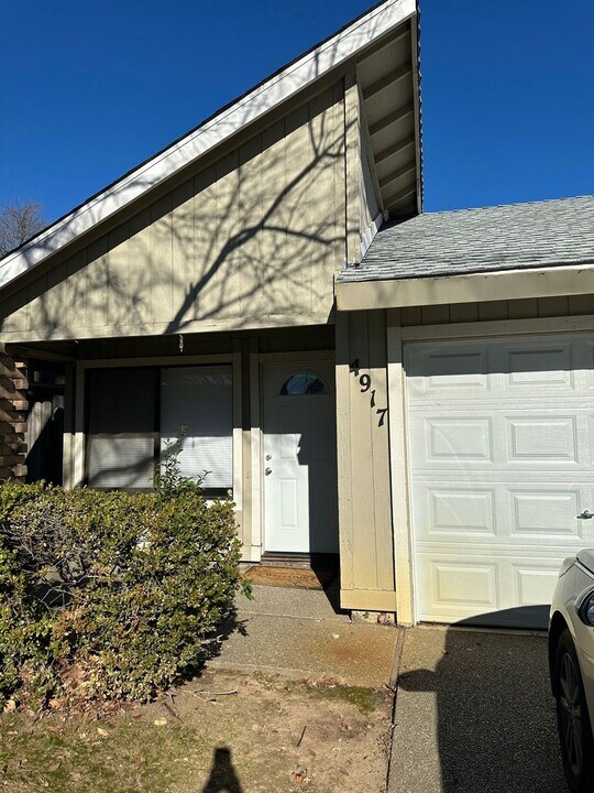 4919 Venuto Way in Sacramento, CA - Building Photo