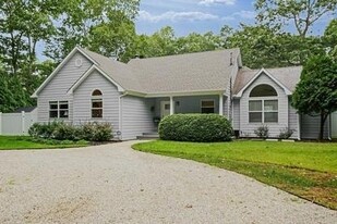 12 President St in East Hampton, NY - Building Photo