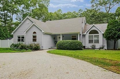12 President St in East Hampton, NY - Building Photo