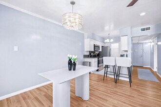 12801 Moorpark St, Unit 308 in Studio City, CA - Foto de edificio - Building Photo