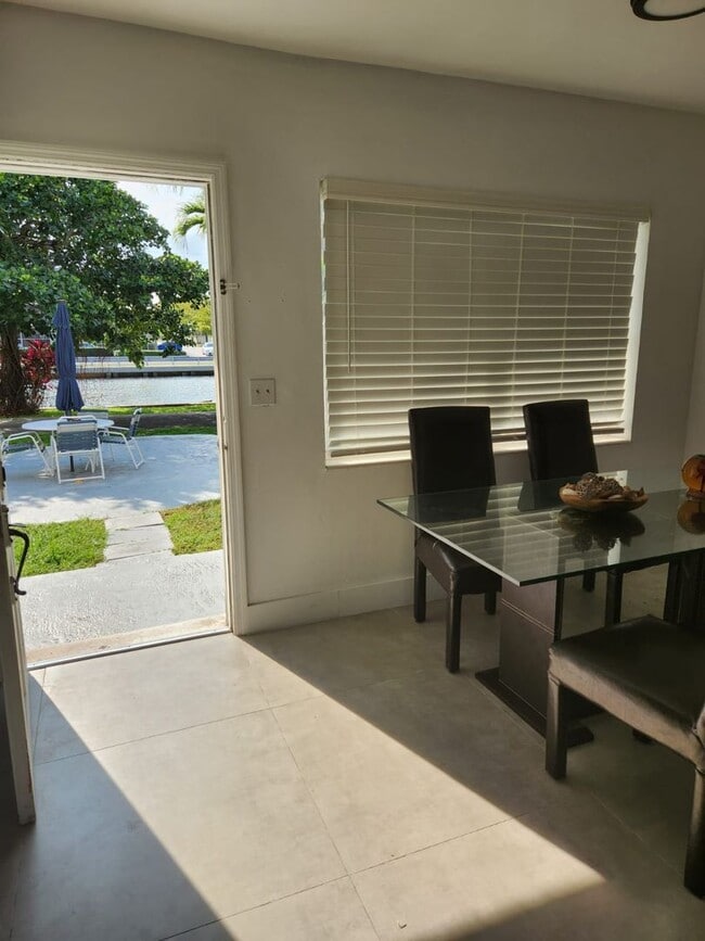 467 Golden Isles Dr in Hallandale Beach, FL - Building Photo - Building Photo