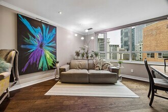 55 Wellesley St E in Toronto, ON - Building Photo - Building Photo