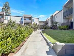 Sturbridge Village Apartments in Fullerton, CA - Foto de edificio - Building Photo