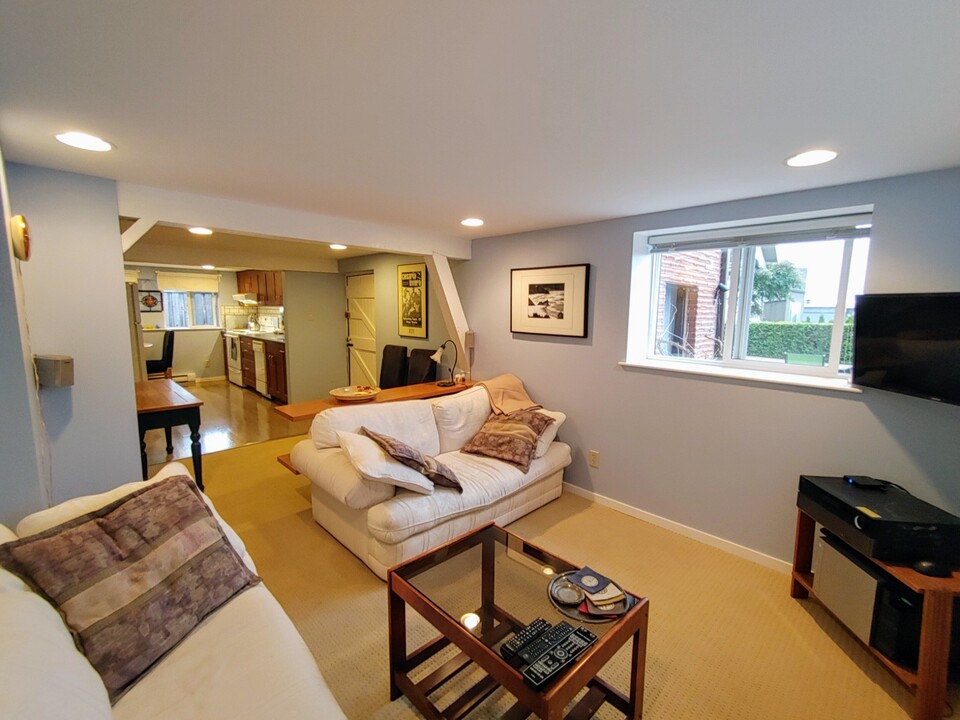 85 Boundary Rd N in Vancouver, BC - Building Photo
