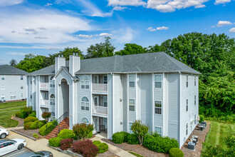 Somerset Village Condos in Greensboro, NC - Foto de edificio - Building Photo