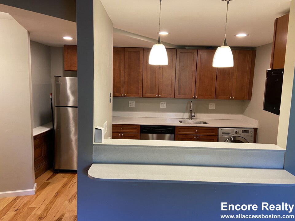 19 Bow St, Unit 1 Bed Den in Somerville, MA - Foto de edificio