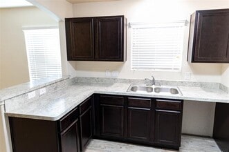 1602 Oriole St in Ennis, TX - Building Photo - Building Photo