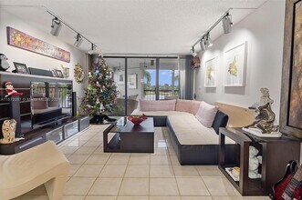 16401 Golf Club Rd, Unit 305 in Weston, FL - Building Photo - Building Photo