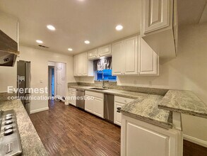4932 La Crescenta Ave in Montrose, CA - Building Photo - Building Photo