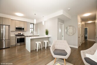 5040 S St Lawrence Ave in Chicago, IL - Building Photo - Building Photo