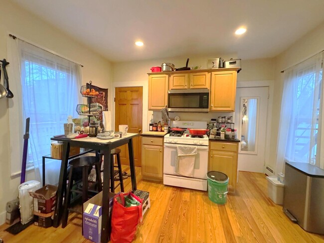 40 Chester St, Unit 1R in Somerville, MA - Building Photo - Building Photo