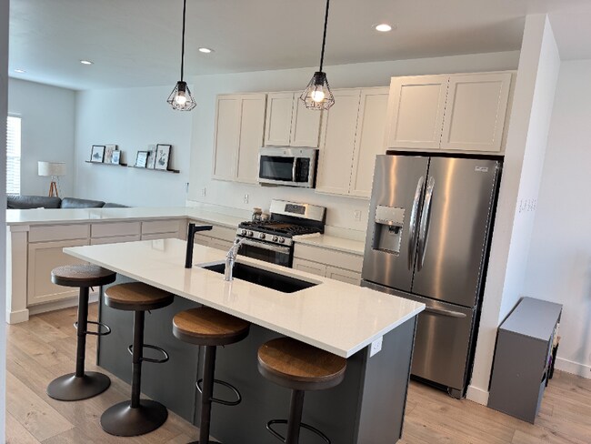 811 E 975 N in Layton, UT - Foto de edificio - Building Photo