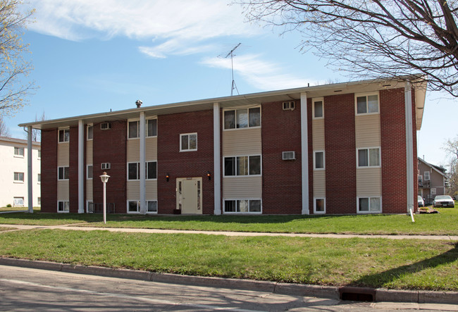 Hutchinson Jefferson Apartments in Hutchinson, MN - Building Photo - Building Photo