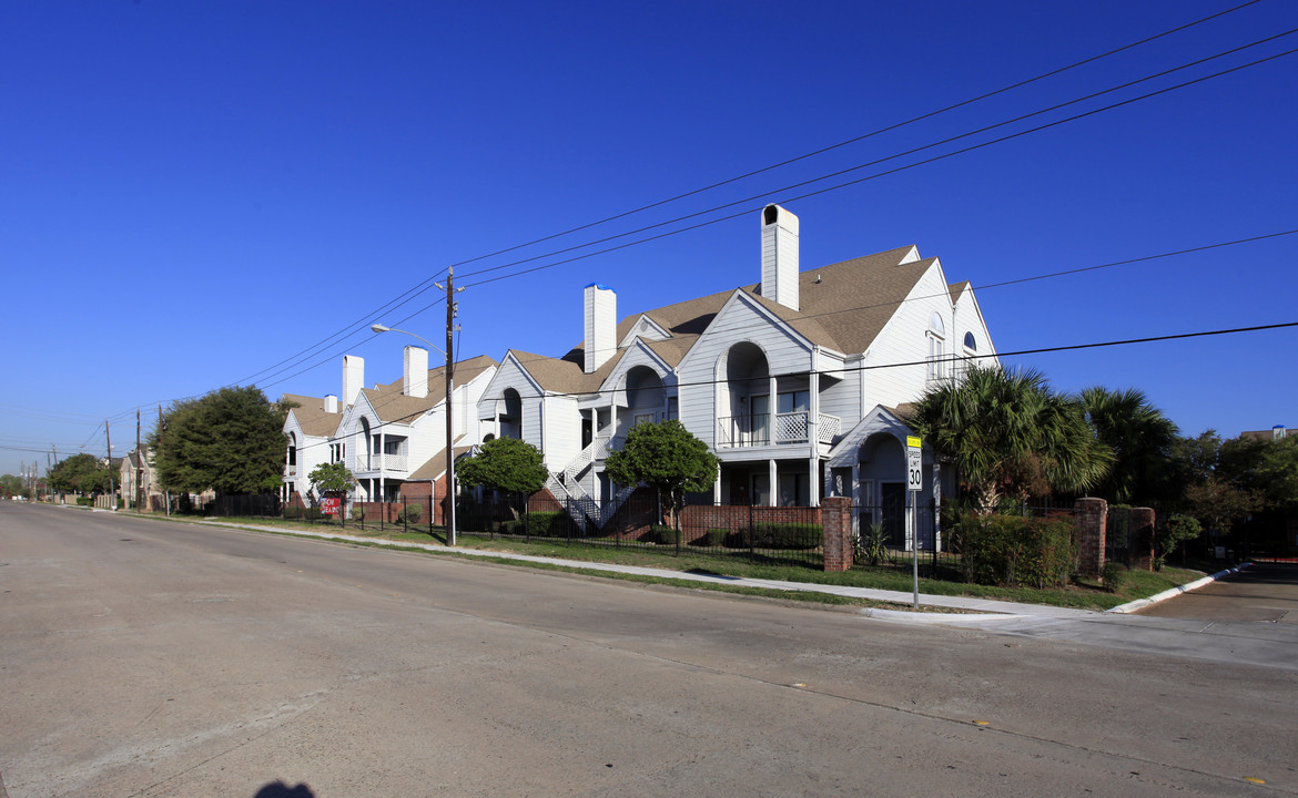 Camden Court Condominiums in Houston, TX - Building Photo