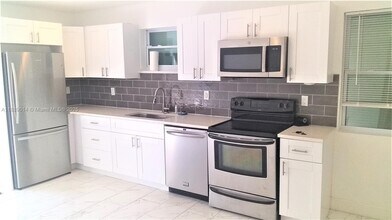 710 52nd St in West Palm Beach, FL - Foto de edificio - Building Photo